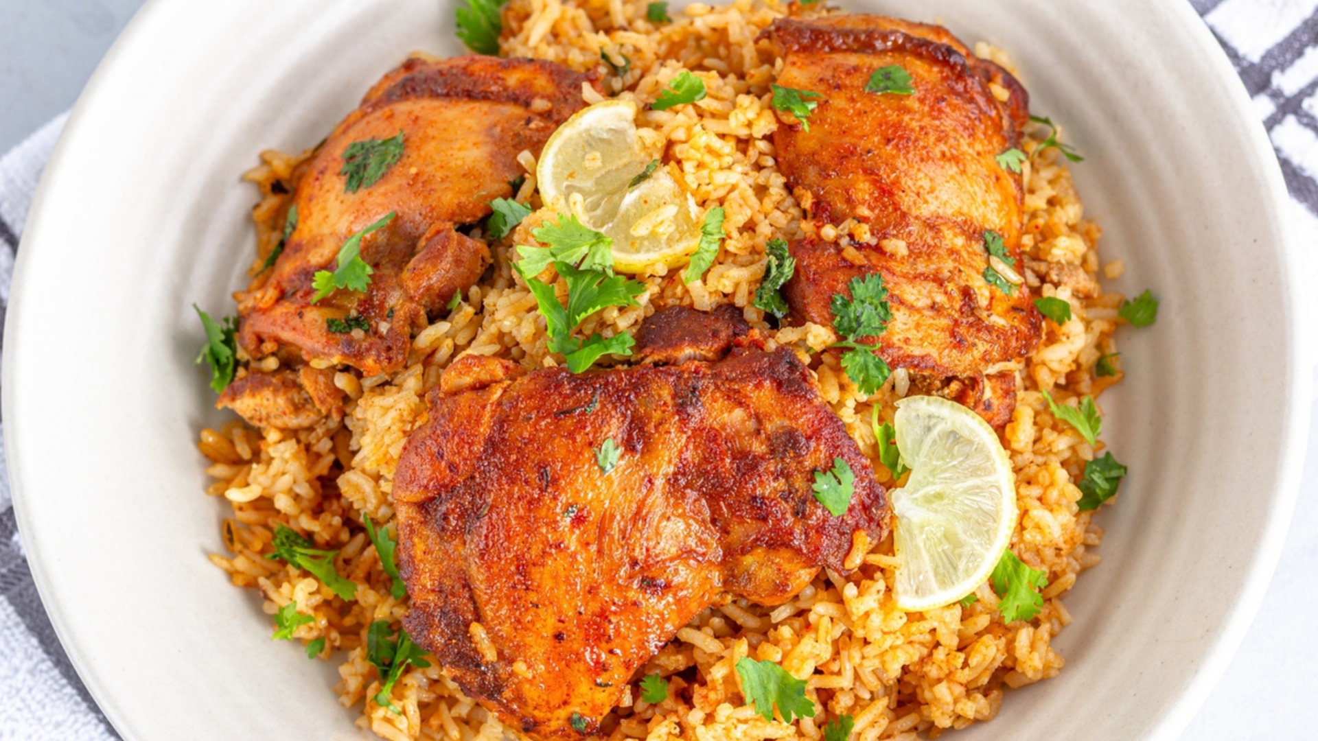 Курица и рис в кастрюле готовится за считанные минуты.