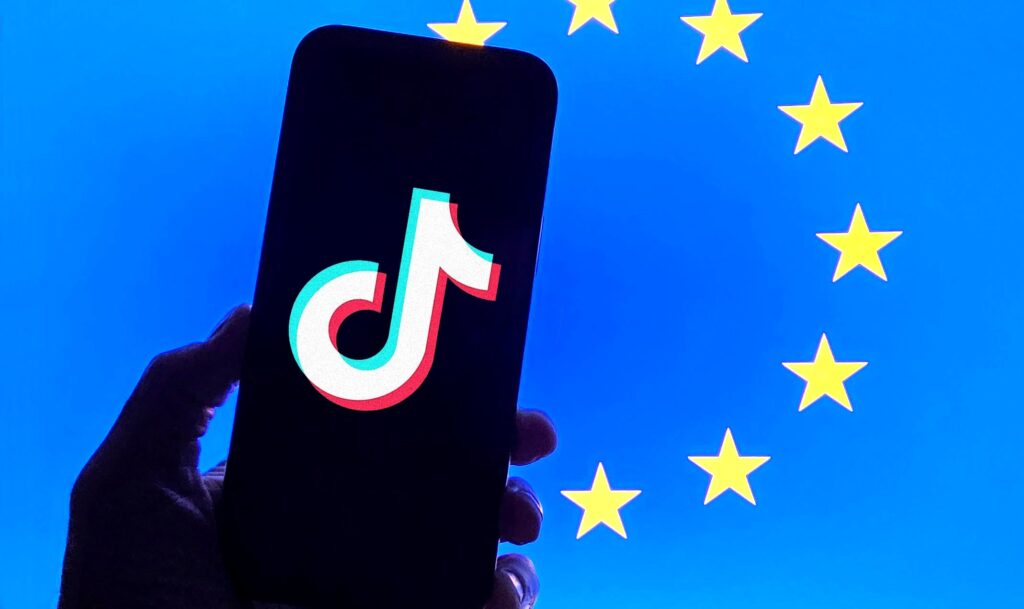 TikTok якобы использует методы, которые подталкивают к зависимости и компульсивному потреблению. ЕС требует изменений в дизайне и грозит огромными штрафами