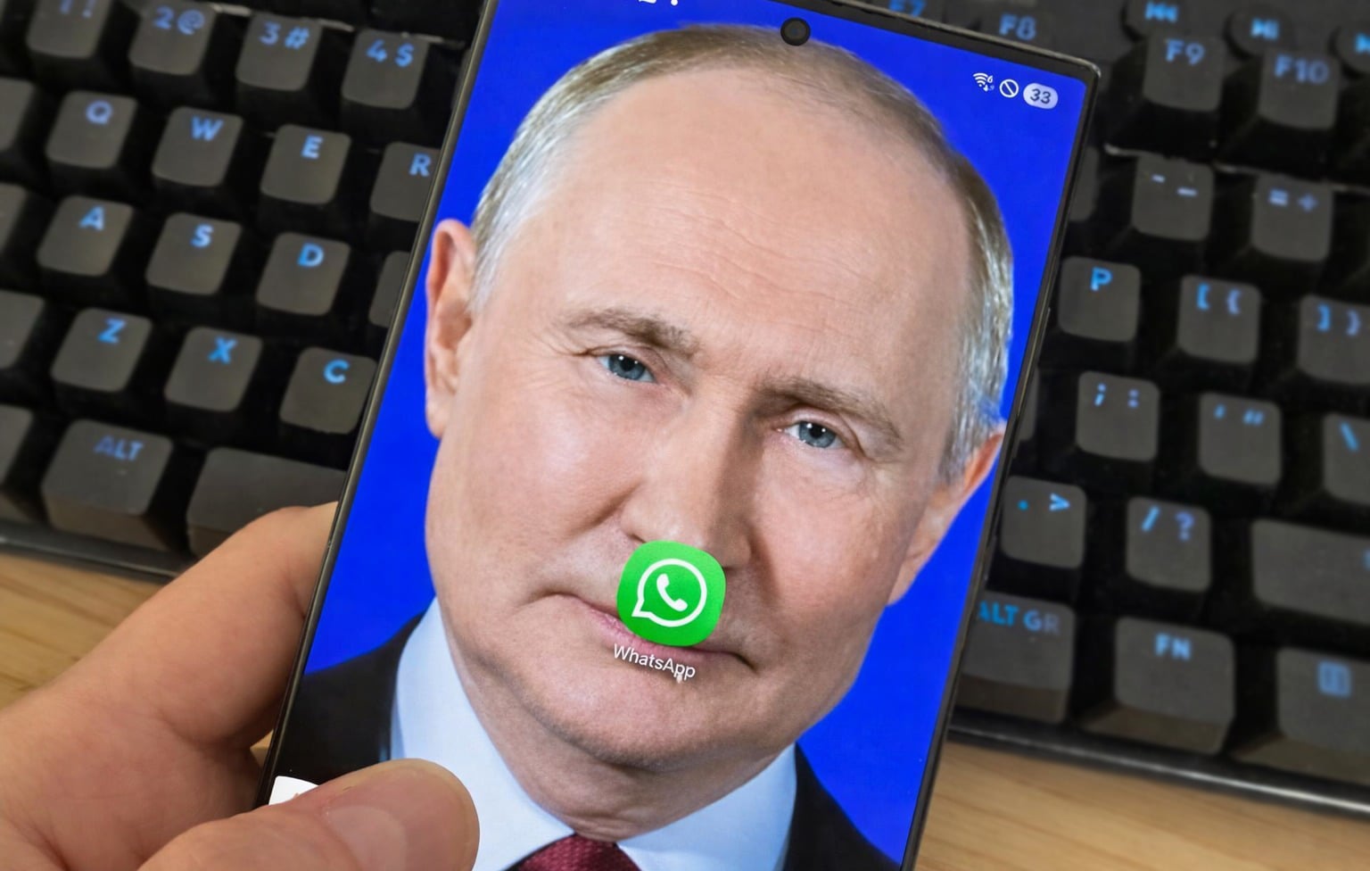 Россия официально блокирует WhatsApp и подталкивает население к использованию MAX, приложения для абсолютной слежки Кремля
