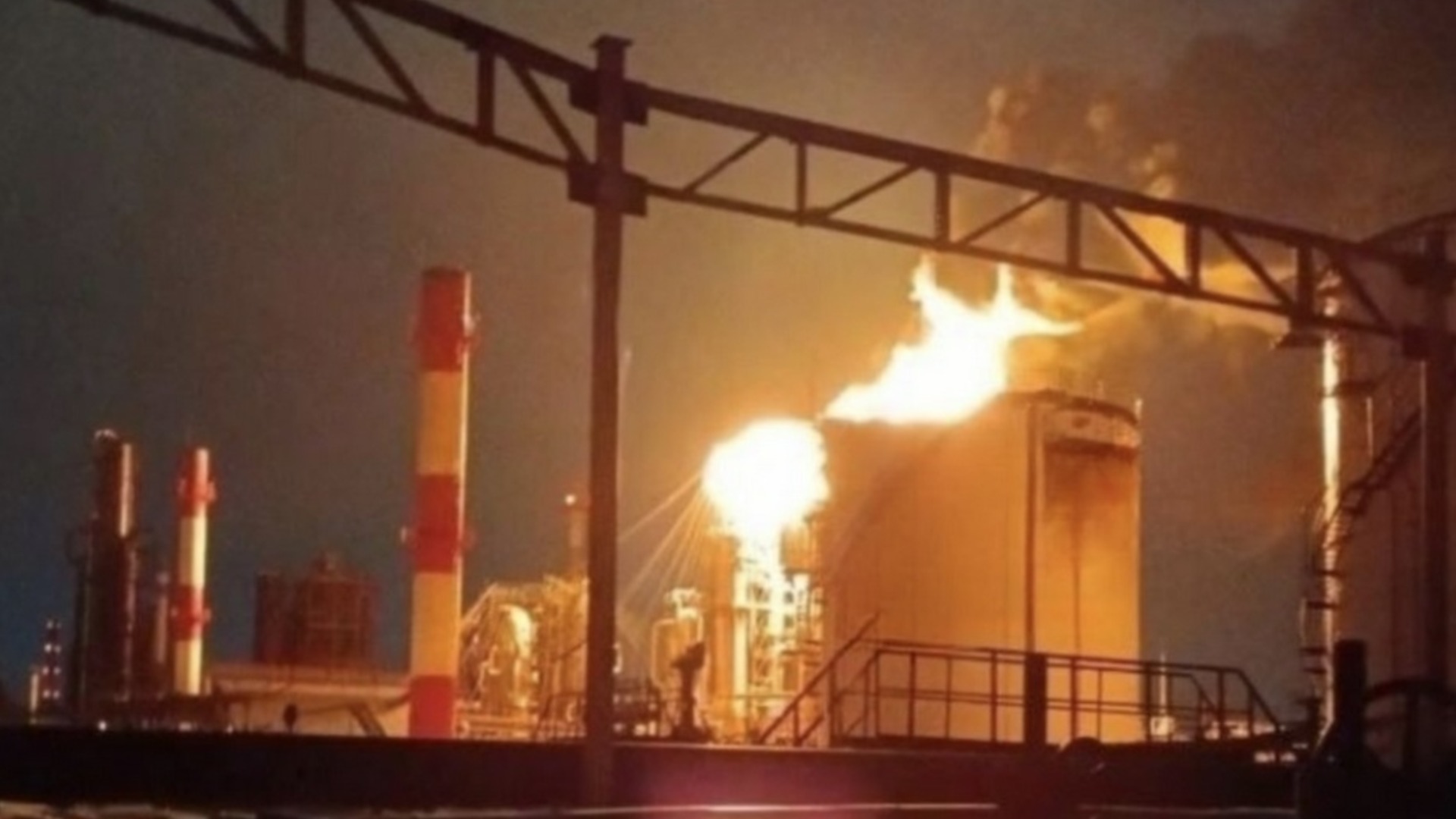 Из-за атак дронов: Крупный российский НПЗ перестал платить