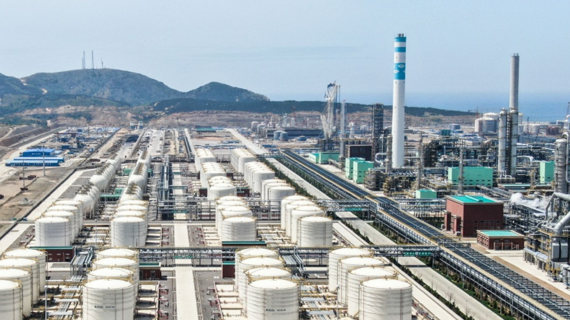 Китай приказал своим нефтеперерабатывающим заводам прекратить экспорт топлива