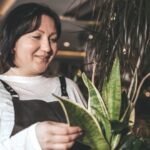 Хитрость, которая поможет вашему змеиному растению процветать