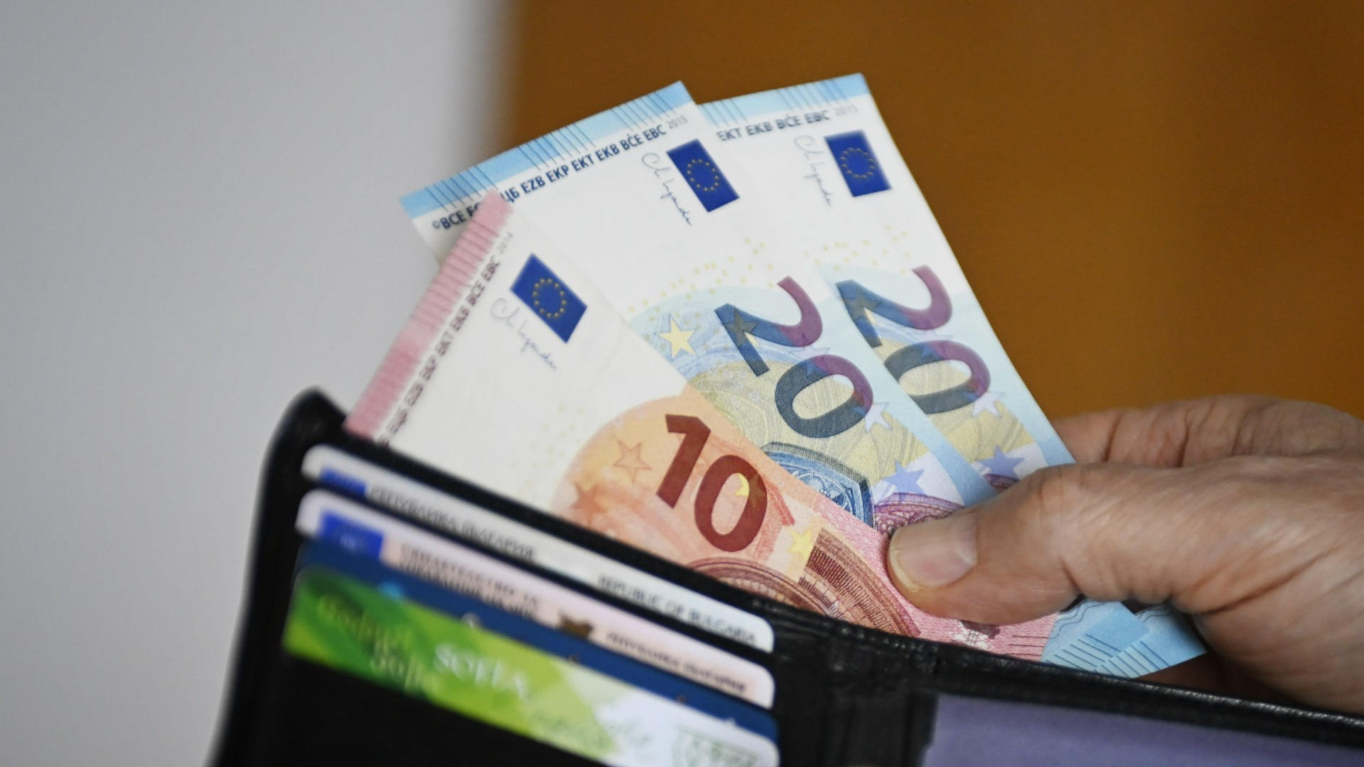 Внизу: в Болгарии самые низкие затраты на заработную плату в ЕС.