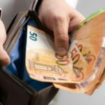 Постоянный дисбаланс в Болгарии: доходы падают, пенсии и зарплаты растут