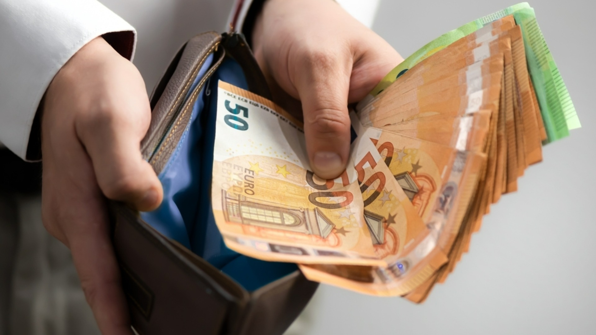 Постоянный дисбаланс в Болгарии: доходы падают, пенсии и зарплаты растут