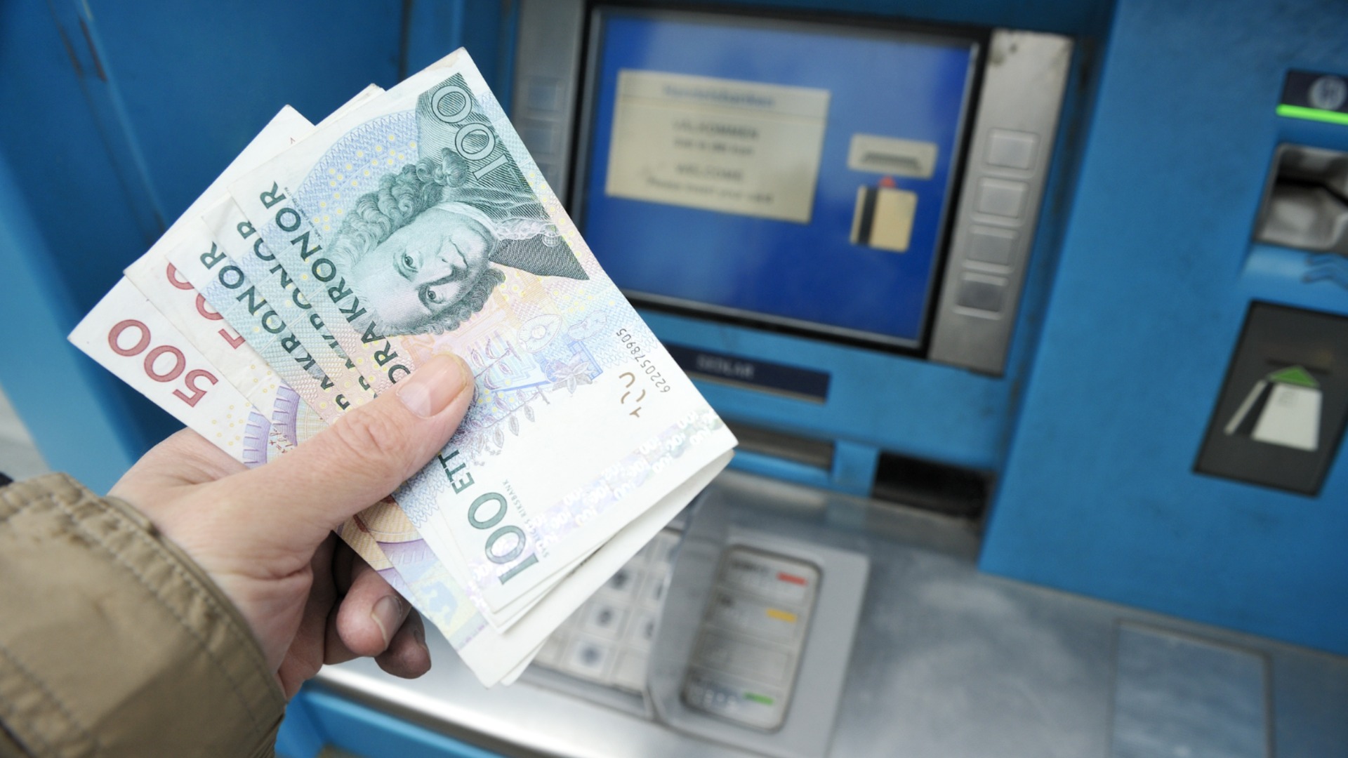 Когда война стучится в дверь, Швеция переходит к наличным деньгам: новый закон о наличных расчетах