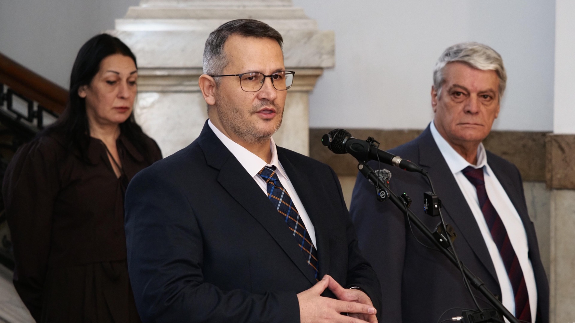 Десятки тонн просроченных продуктов питания на складе в Хасково, министр Христанов спрашивает, есть ли связь с Брендо (ВИДЕО)