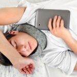 Подростки, спящие после 8 утра, едят больше и меньше двигаются