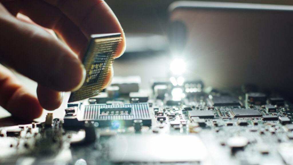 Эффект Ирана: жестокий технологический кризис на горизонте. ЕС прислушивается к российской нефти, штормы и торнадо повлияют на войну