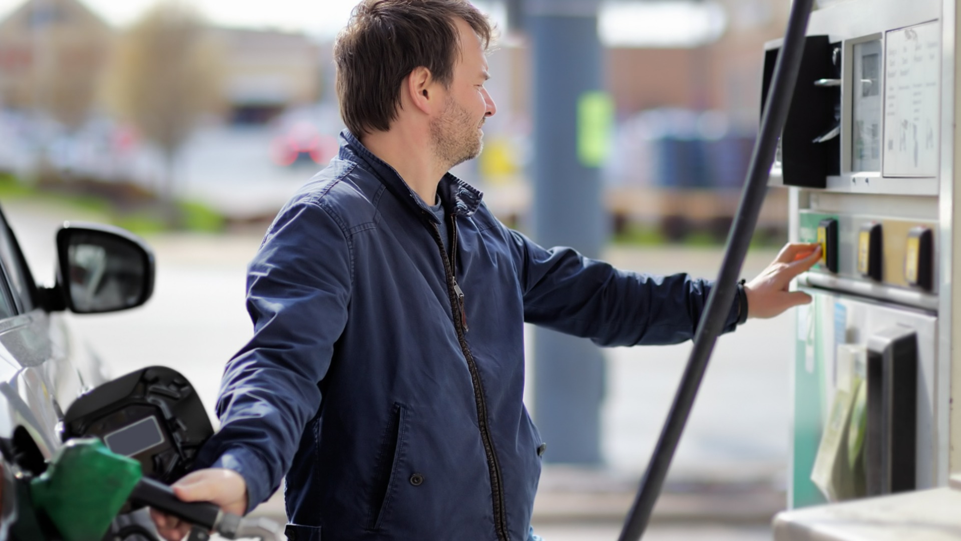 Высокая цена на нефть ударила и по заправкам в нашей стране