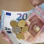 Стоит ли повышать потолок наличных выплат: мнение Финансового совета