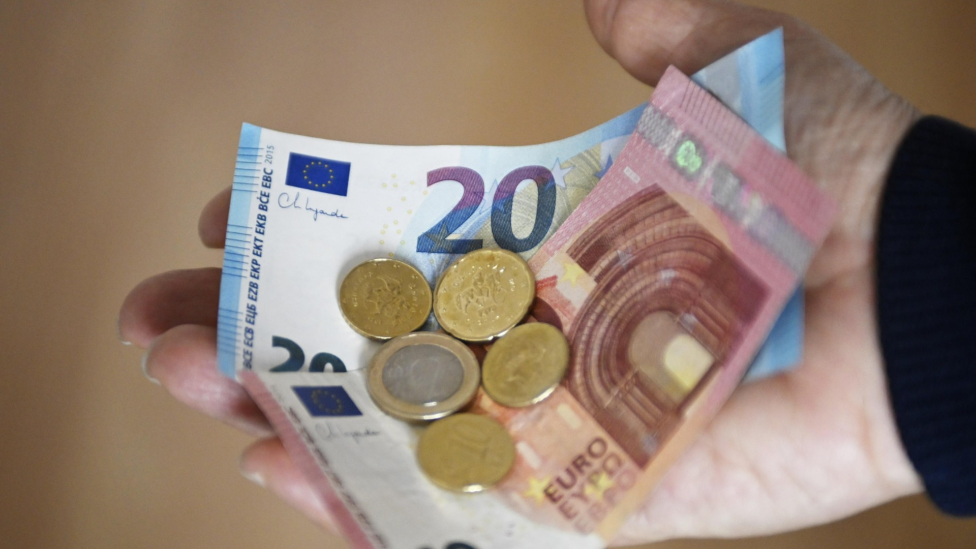 Стоит ли повышать потолок наличных выплат: мнение Финансового совета