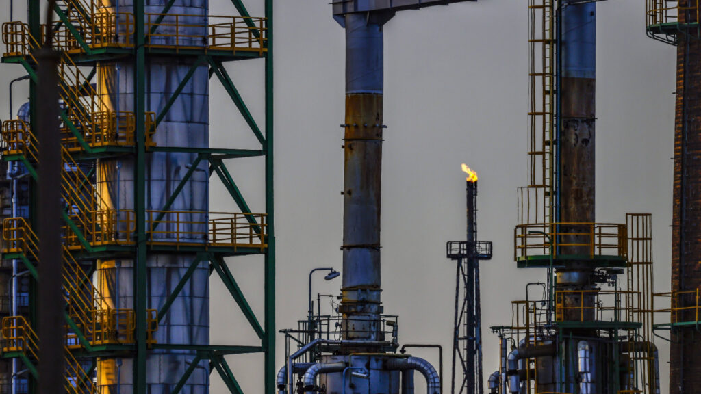 Один из старейших и крупнейших нефтеперерабатывающих заводов России закрылся после 13-го удара беспилотника