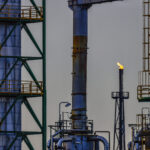 Один из старейших и крупнейших нефтеперерабатывающих заводов России закрылся после 13-го удара беспилотника