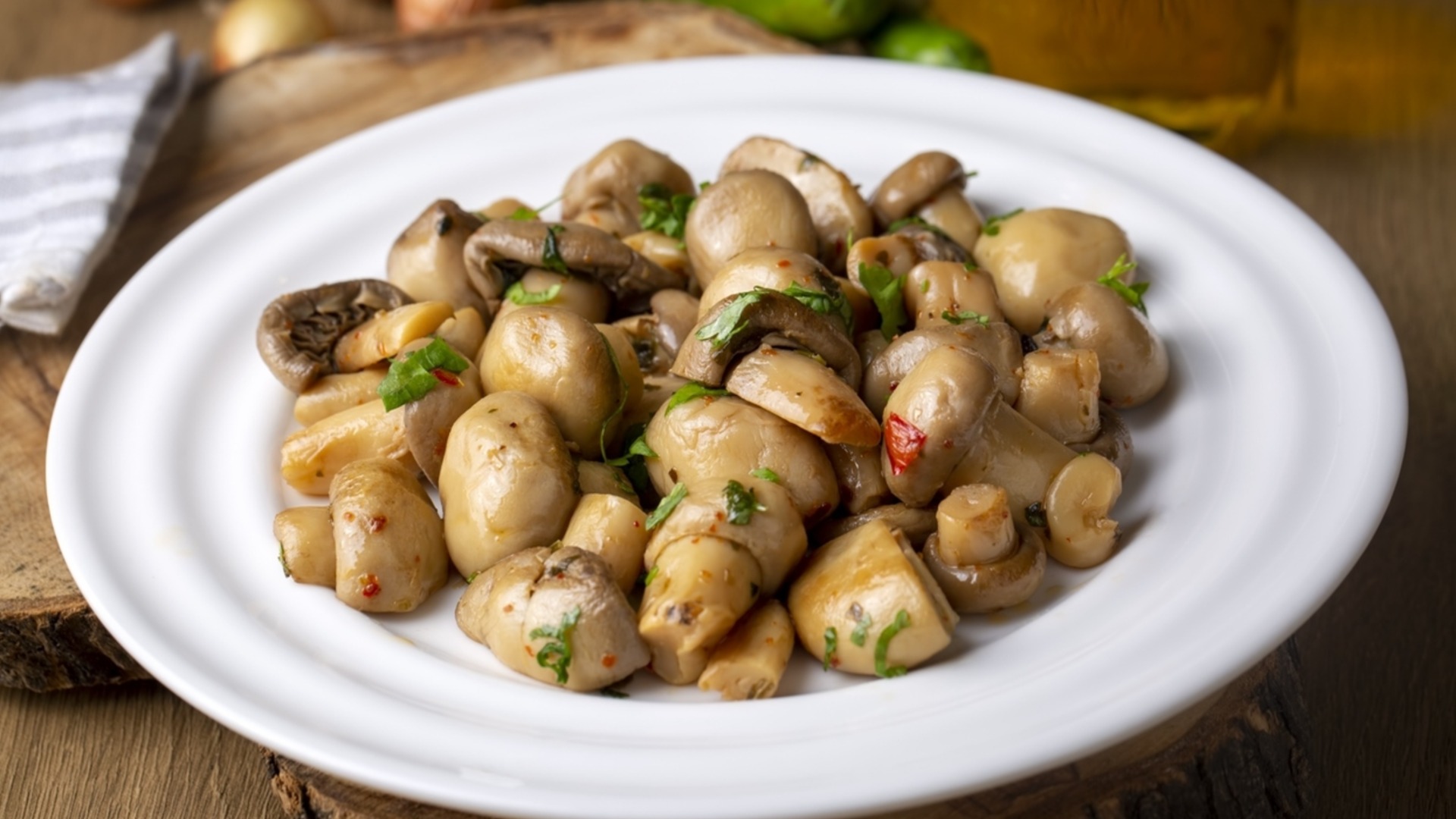 Что делать, если грибы выделяют много воды