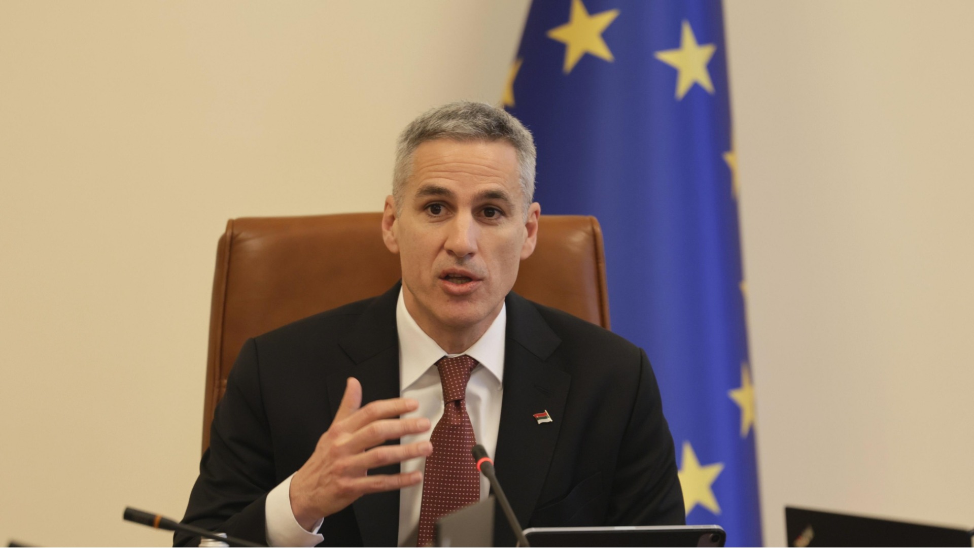 «Вертолетные деньги не раздают»: Гюров озвучил меры борьбы с последствиями топливного кризиса (ВИДЕО)