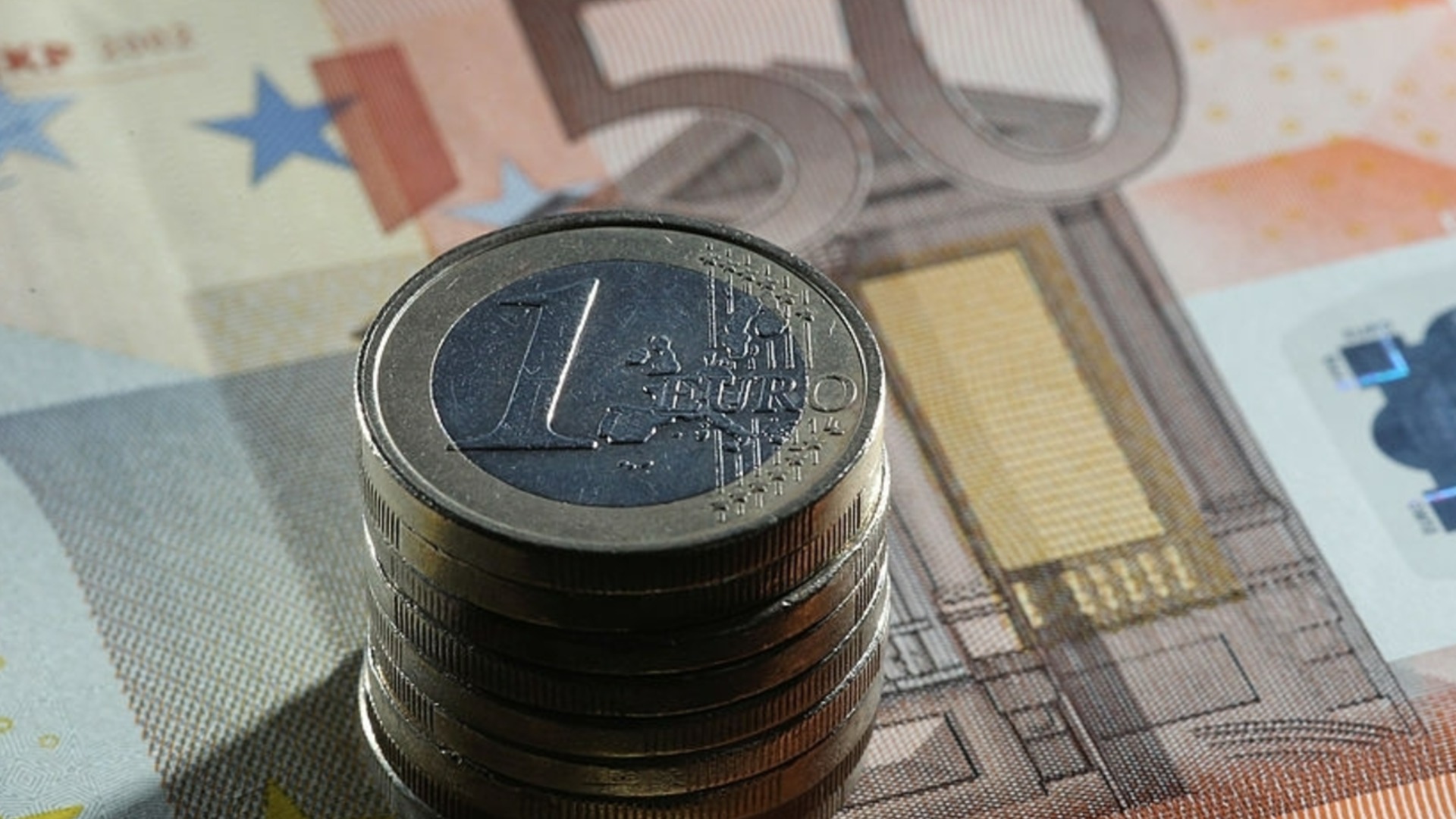 Евро близок к психологическому пределу по отношению к доллару