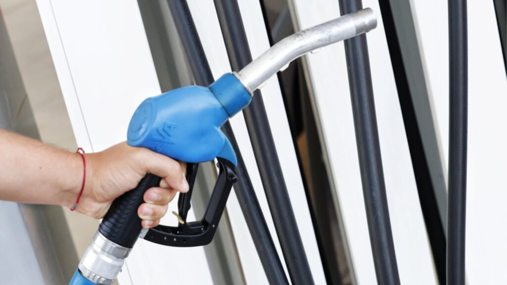 Аналитик прогнозирует, когда мы почувствуем цены на нефть из-за войны в Иране