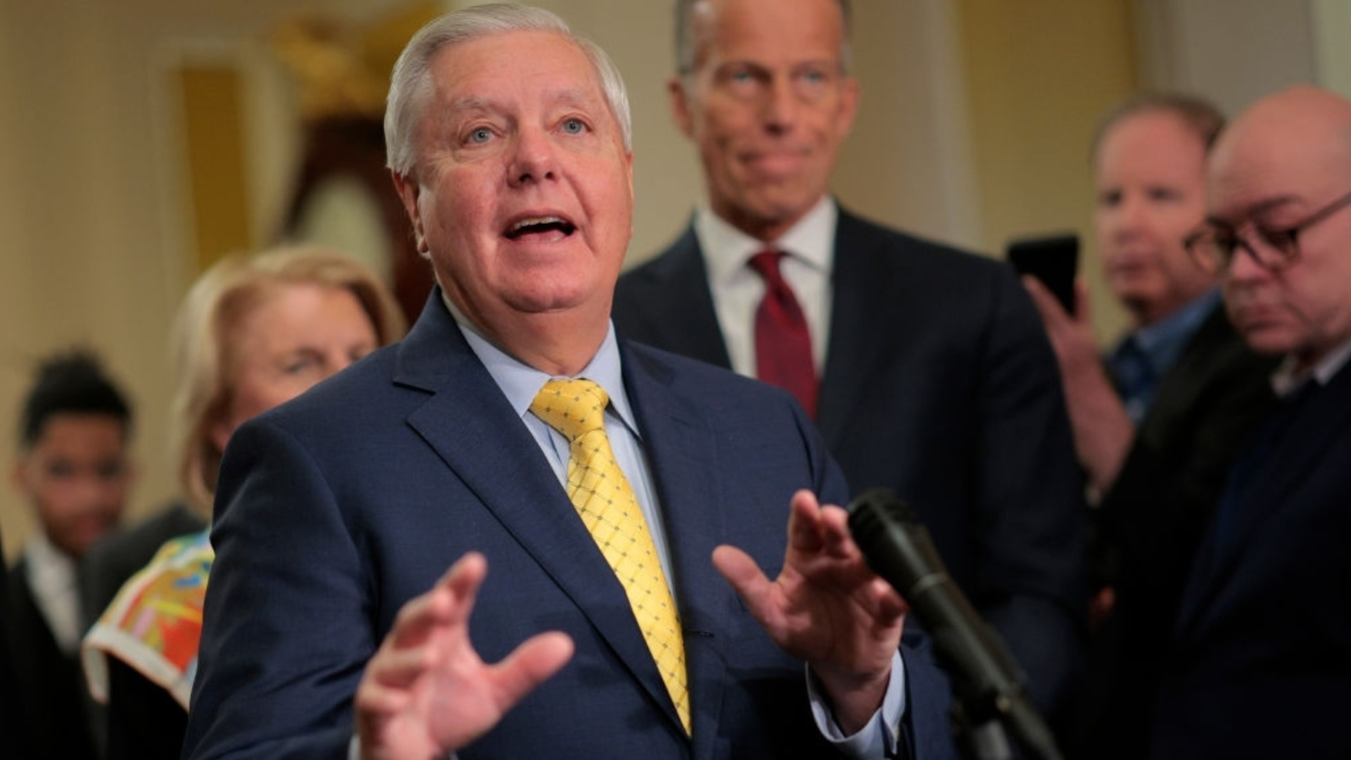 Сенатор США начал умолять Израиль не разрушать иранскую нефть