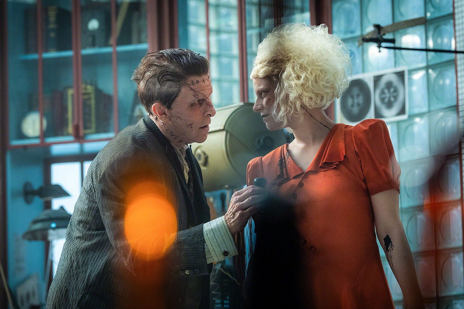 «Невеста!» ОБЗОР Джесси Бакли взяла на себя великолепный визуально фильм, но он задушен излишеством, тональной путаницей и сценарием, который не знает, чего хочет.