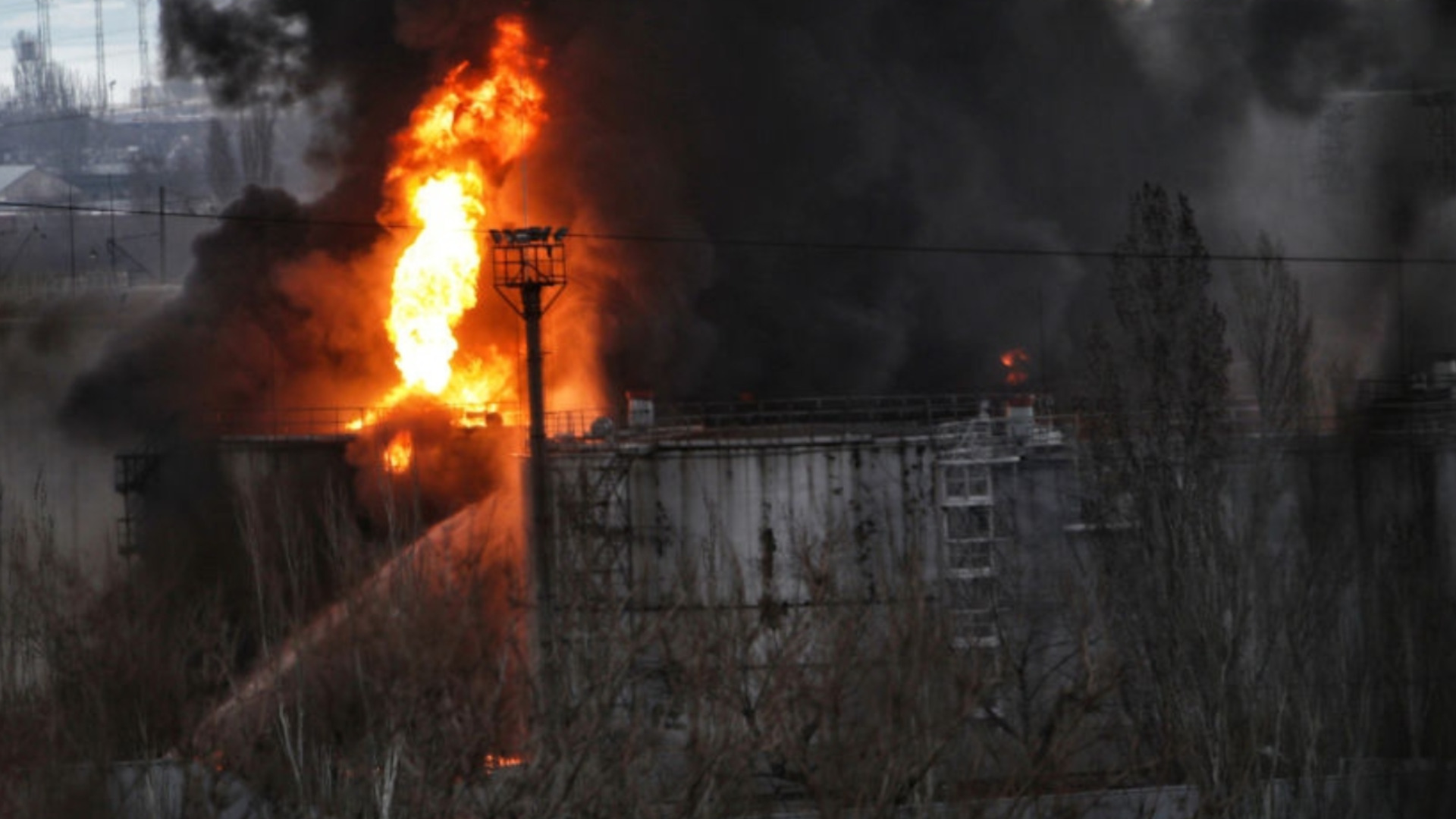 Второй российский порт для экспорта нефти прекратил работу. Бомбы на Россию впервые после Второй мировой войны (ВИДЕО)