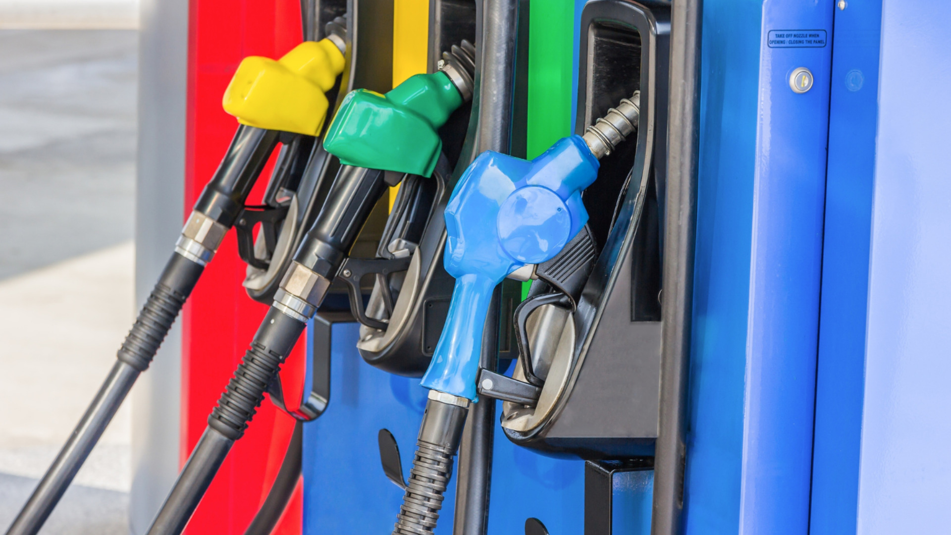 Резкий рост цен на бензин и дизельное топливо в Болгарии будет спекуляцией: Пояснение со слов министра финансов