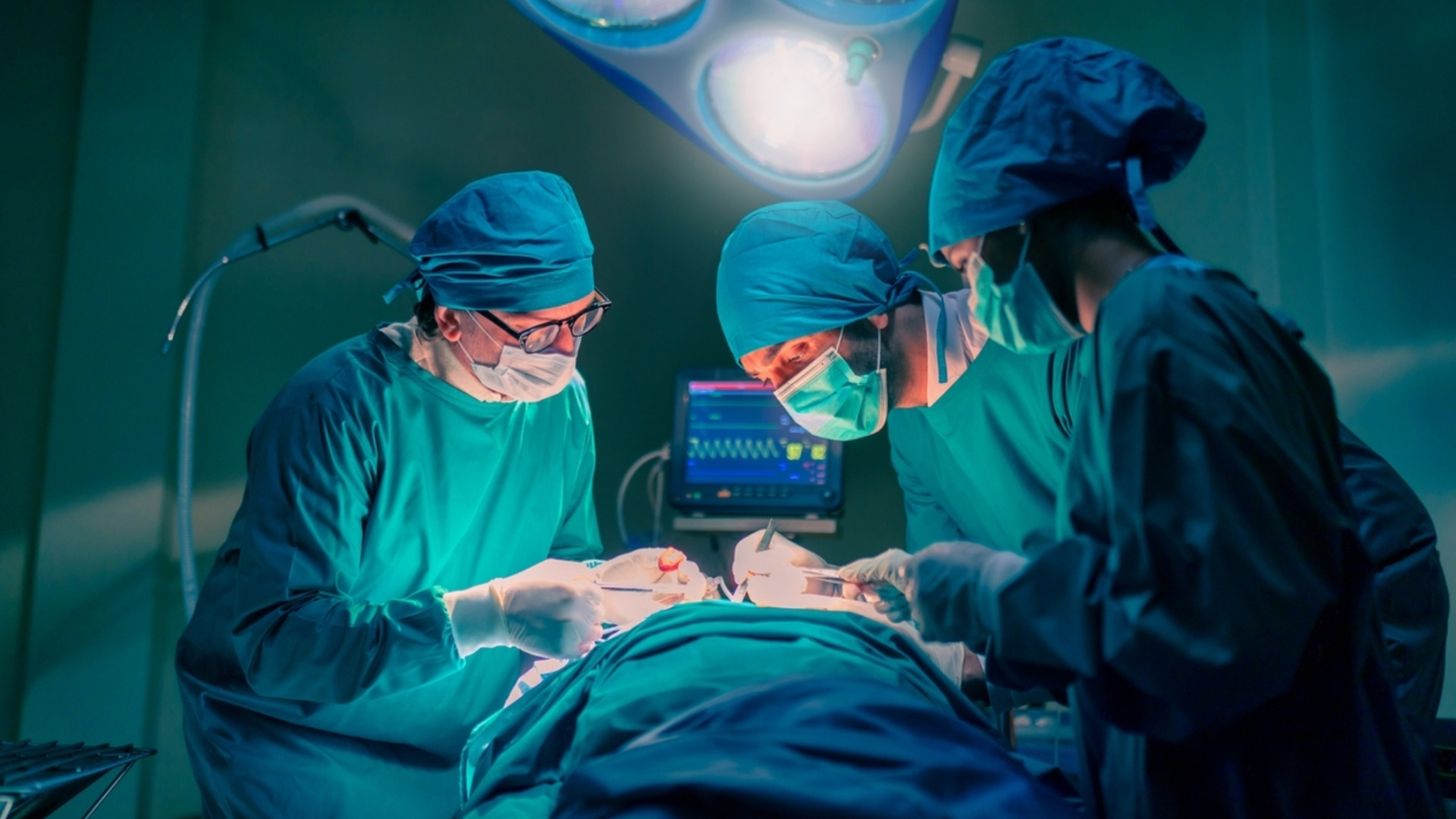 Они выполнили первую частичную трансплантацию сердца 12-летнему ребенку в Европе.