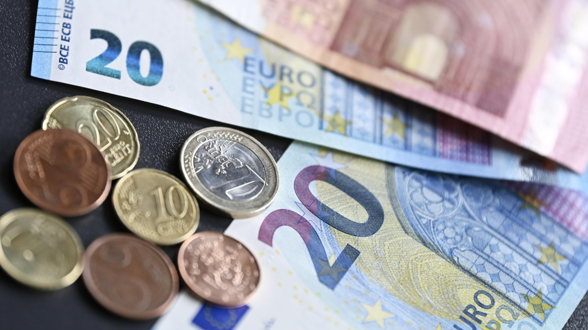 Евро удерживает позиции после резкого падения