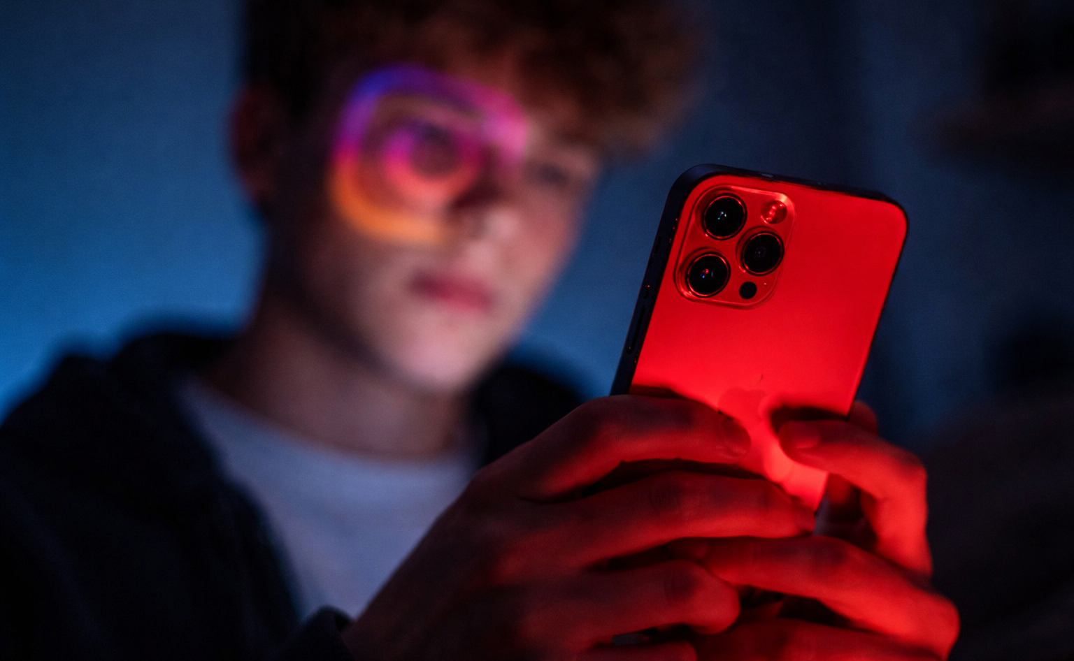 Instagram предупредит родителей, если у подростка появятся «мрачные мысли»