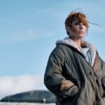 «Под солончаками» представляет на SkyShowtime криминальную драму о тайнах, травмах и сообществе, доведенном до предела. Когда смотришь сериал на потоковой платформе