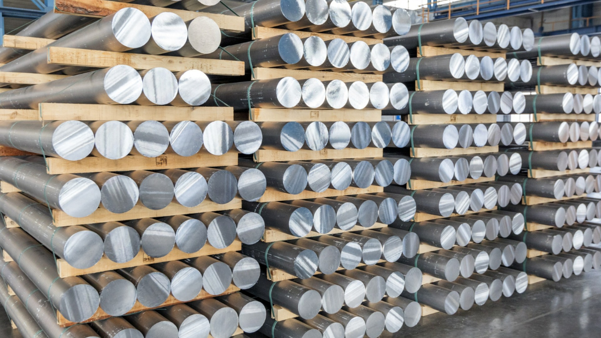 Надвигается дефицит алюминия: крупные производители на Ближнем Востоке прекращают производство