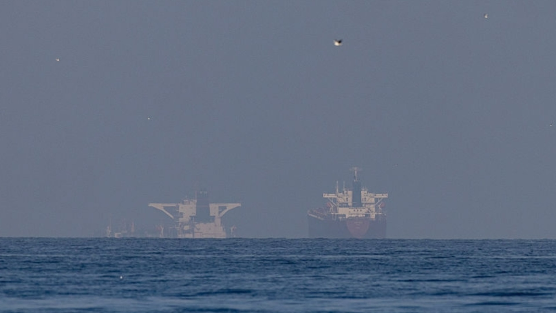 После перемирия: Первые два корабля пересекли Ормузский пролив