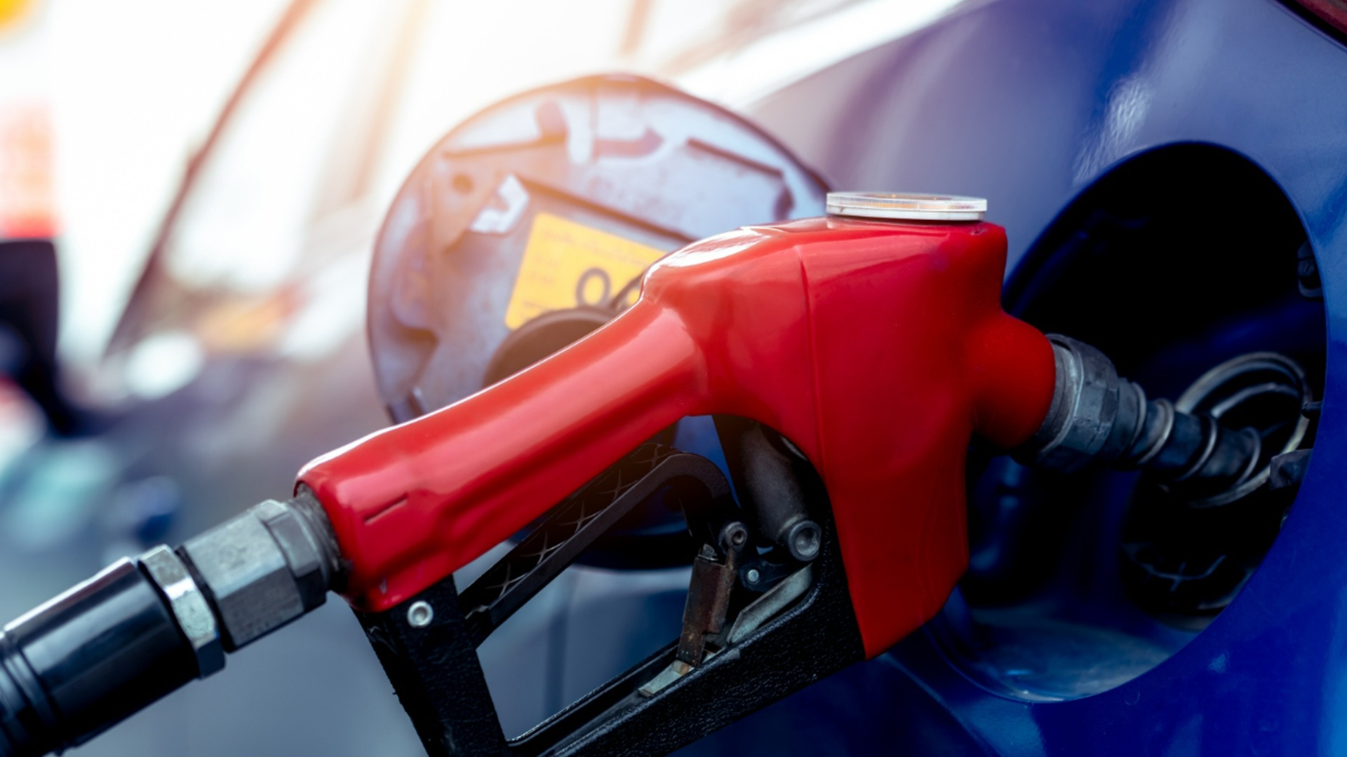 Впервые с 2022 года: Цена на бензин в США превысила четыре доллара за галлон