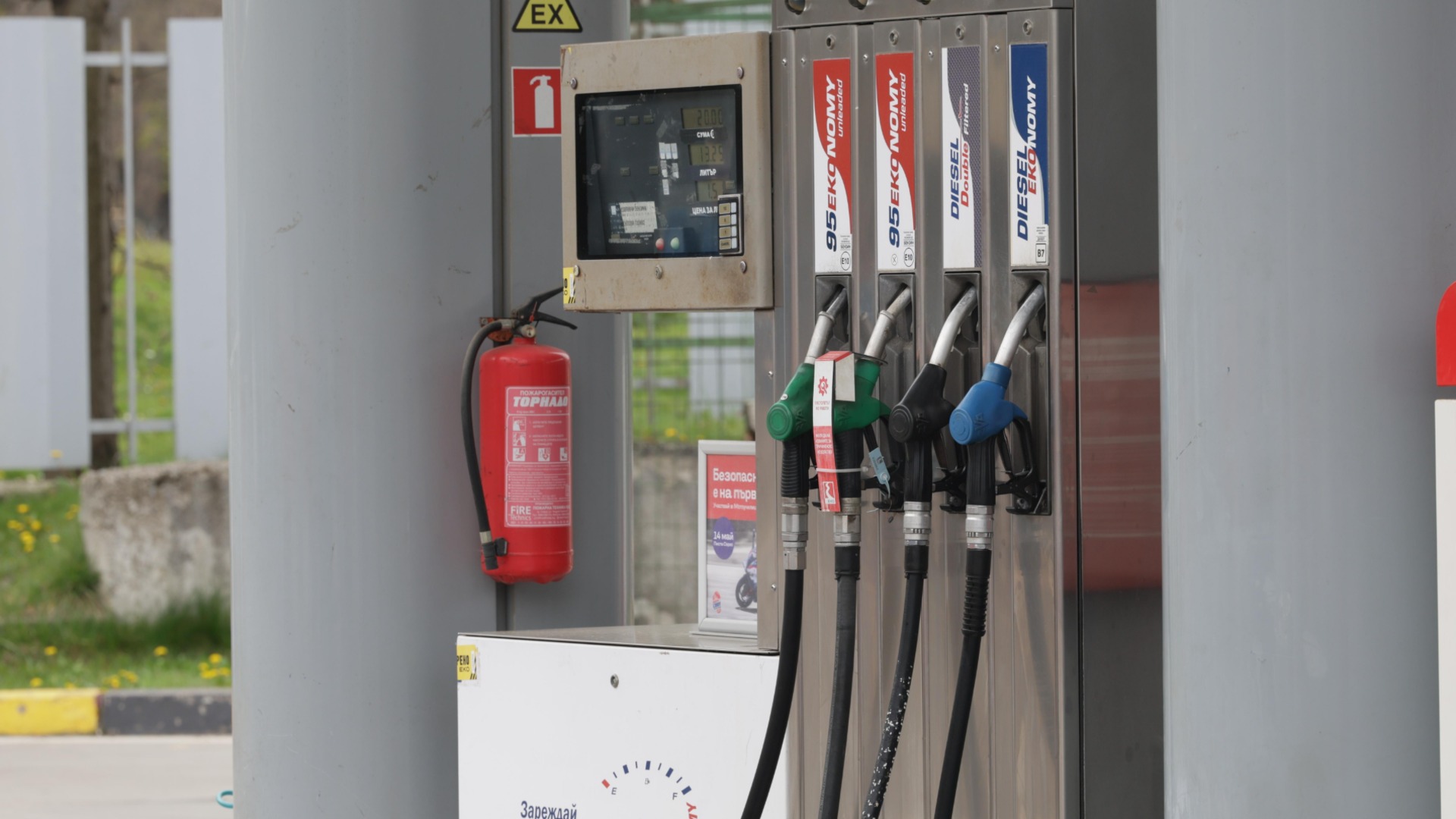 «Лукойл» немного замедлит переработку топлива: Энергетик предложил ряд мер по выходу из автомобилей