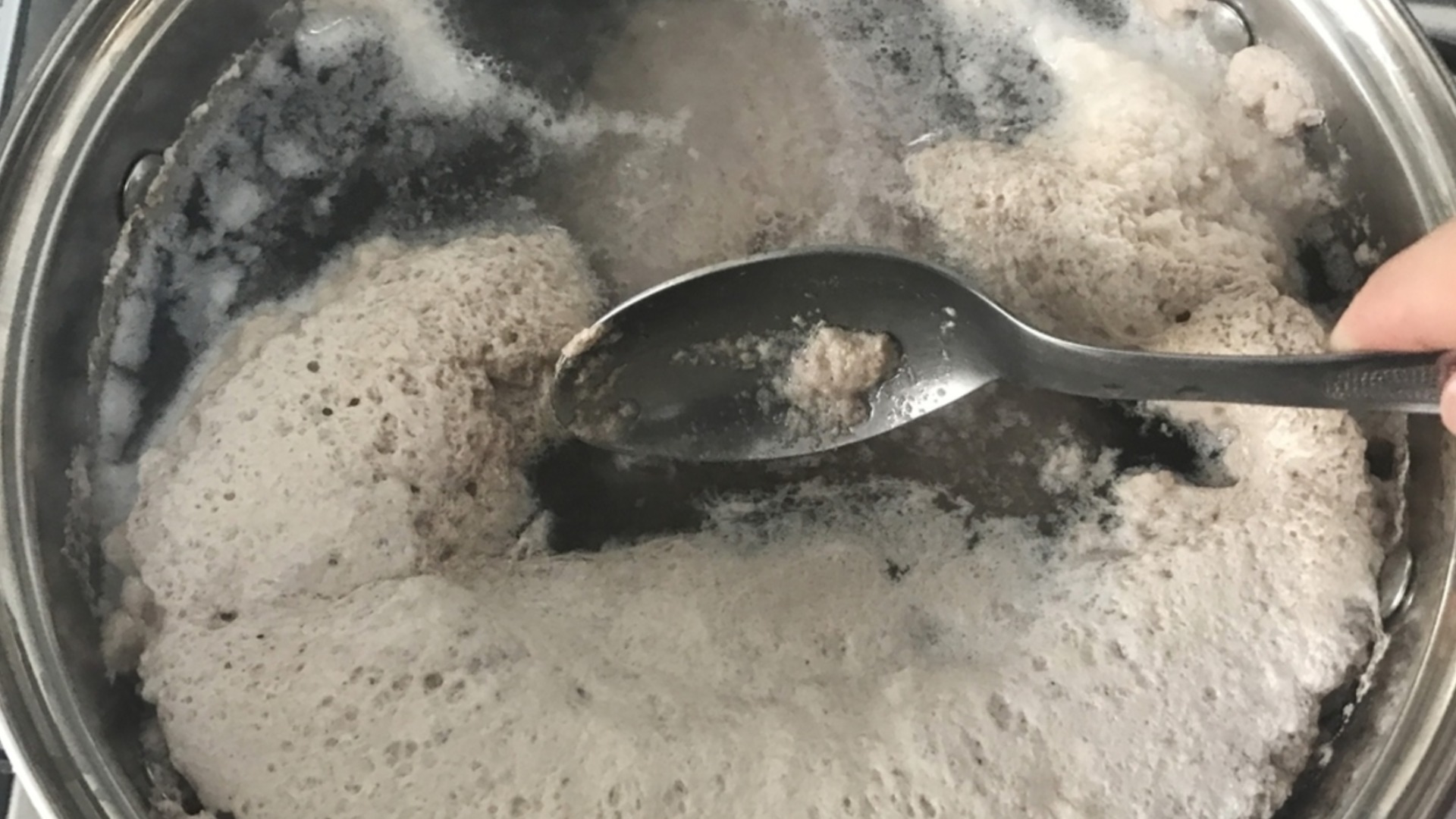 Только опытные повара при приготовлении мяса ставят в кастрюлю стеклянную чашку.