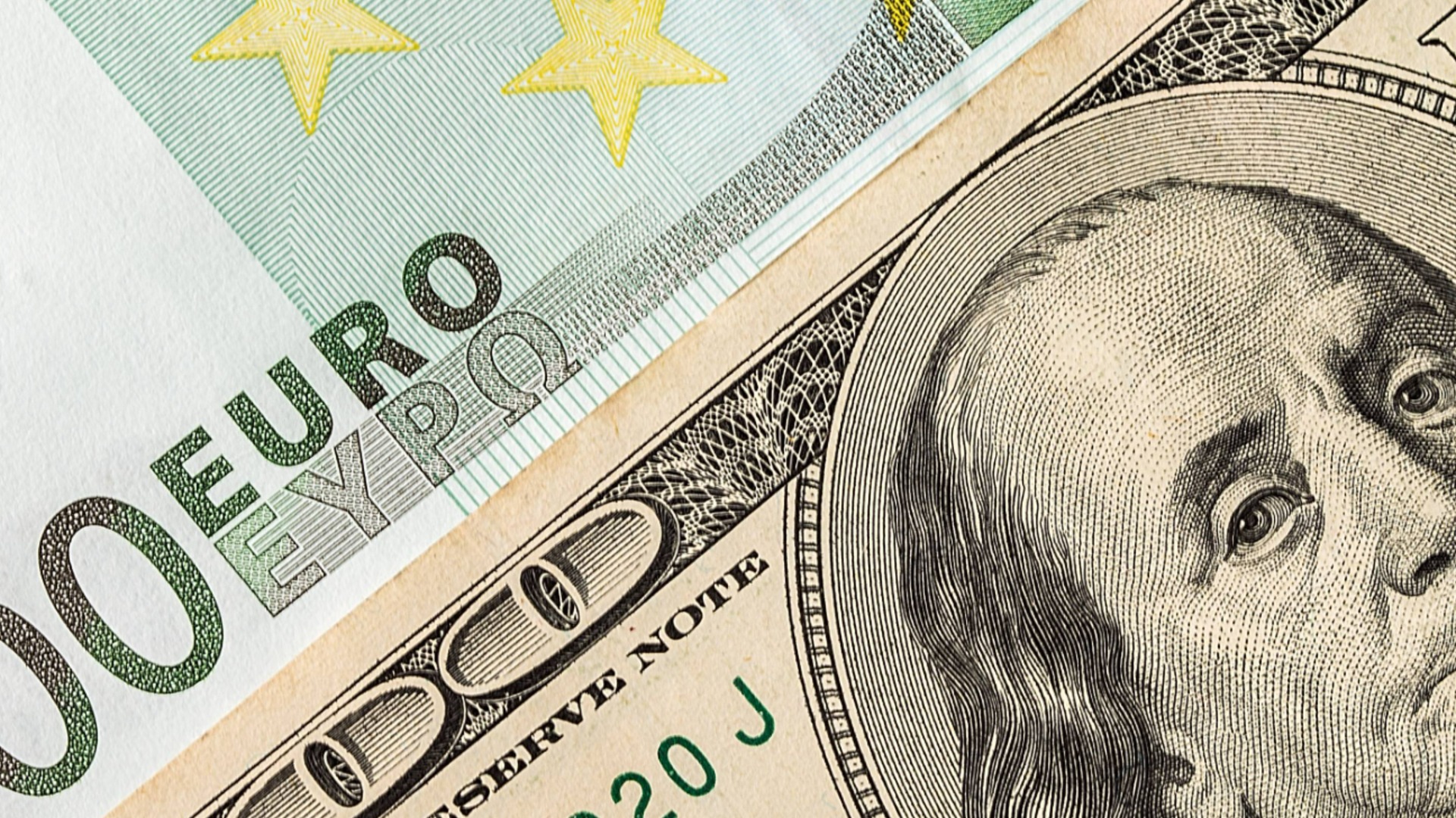 Евро под давлением: удержится ли ключевой барьер против доллара или нас ждет еще один крах?