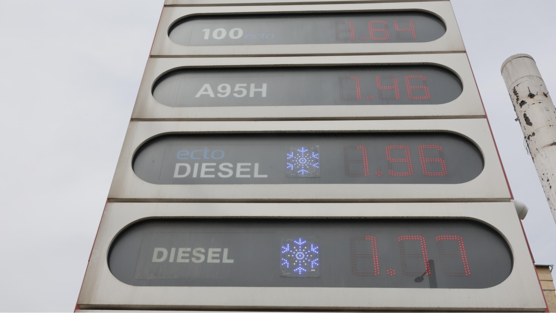 Они платят компенсацию в размере 20 евро за дорогое топливо.