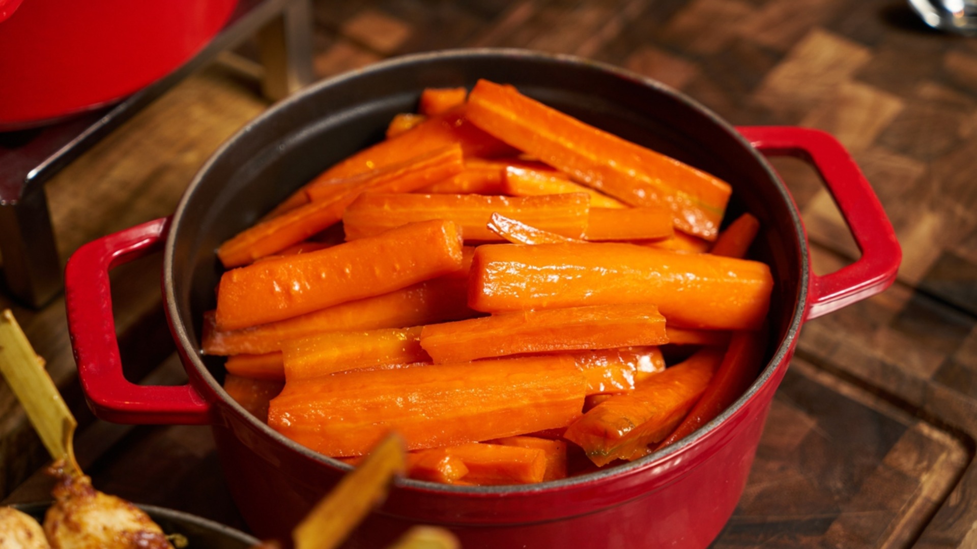 Морковь с более сильным вкусом — карамелизируйте ее с небольшим количеством меда и масла.