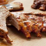 Гениальный трюк для сочных свиных ребрышек: медленное приготовление для максимального вкуса