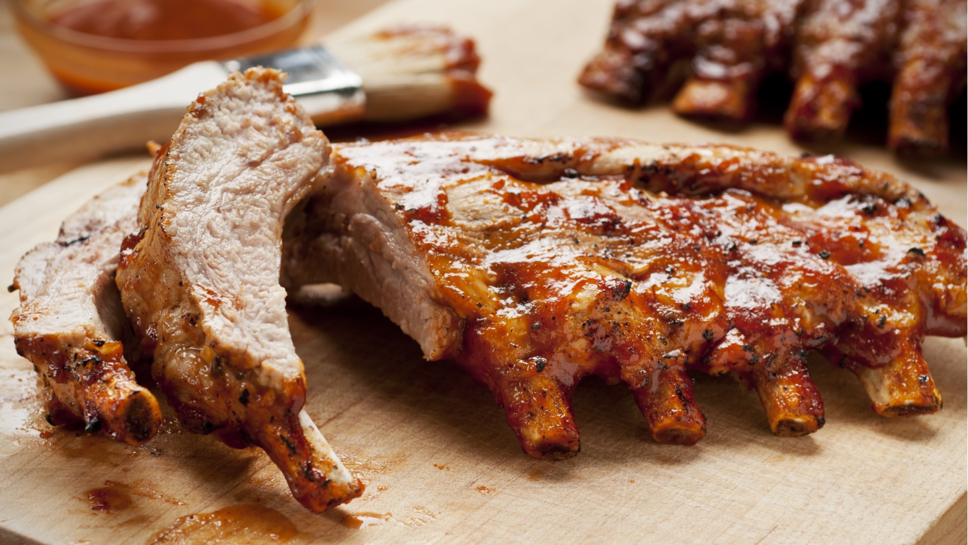 Гениальный трюк для сочных свиных ребрышек: медленное приготовление для максимального вкуса