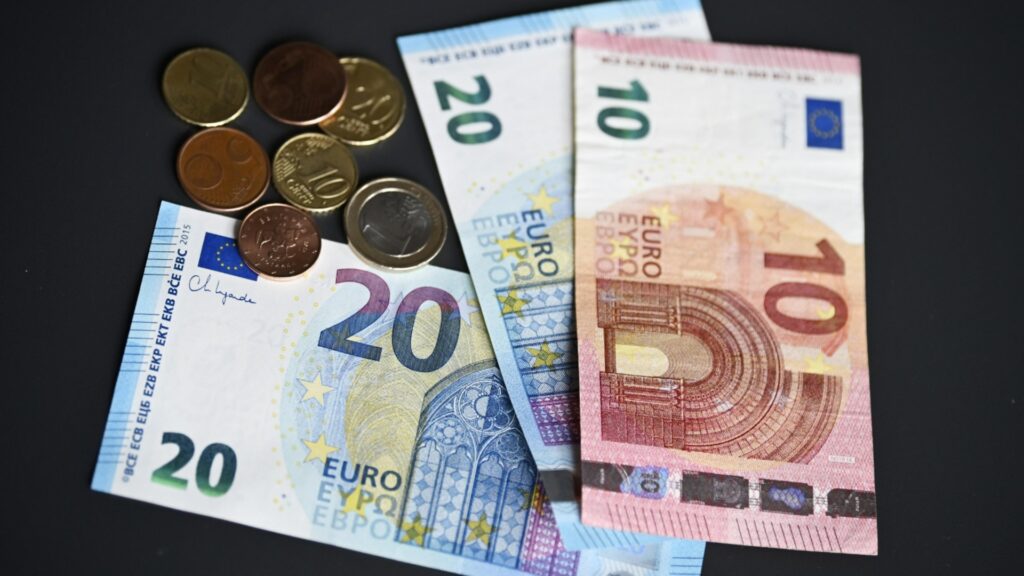 Валютные рынки разворачиваются: евро удивляет доллар