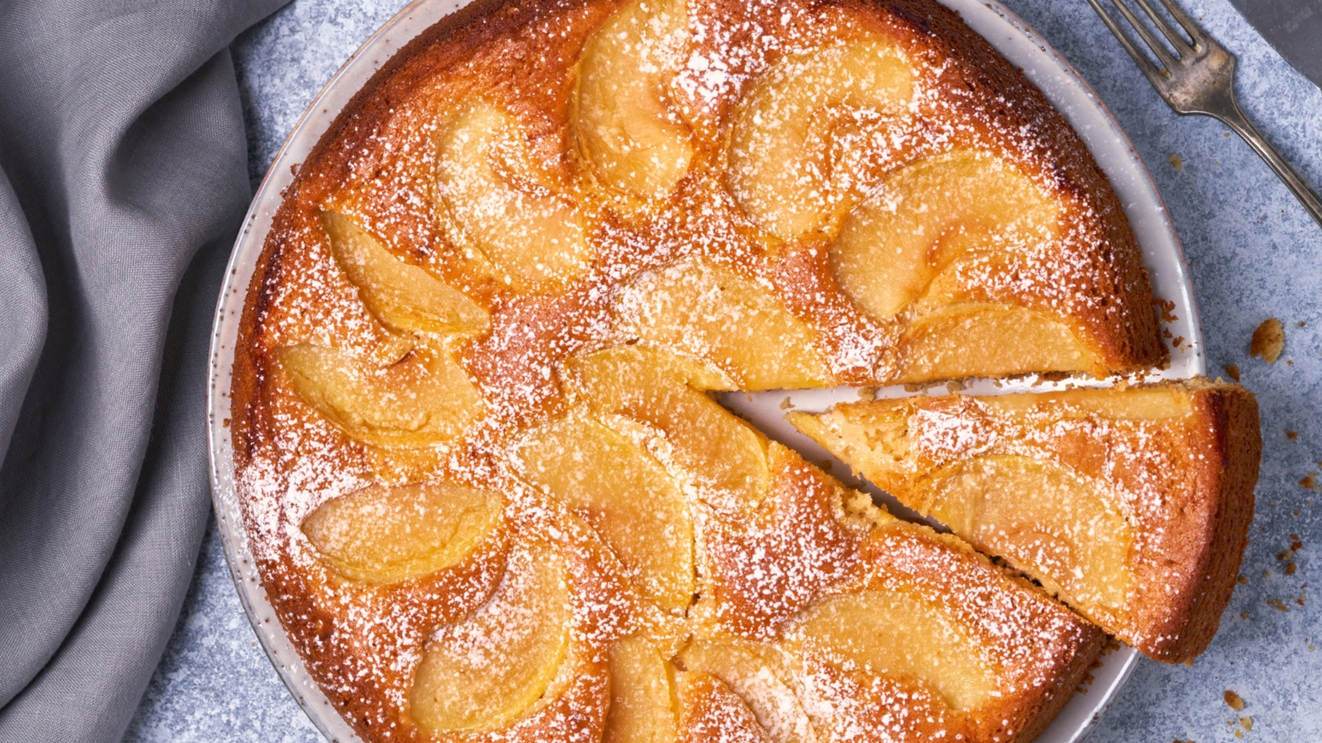 Ароматный пирог с яблоками и корицей, который готовится за считанные минуты.