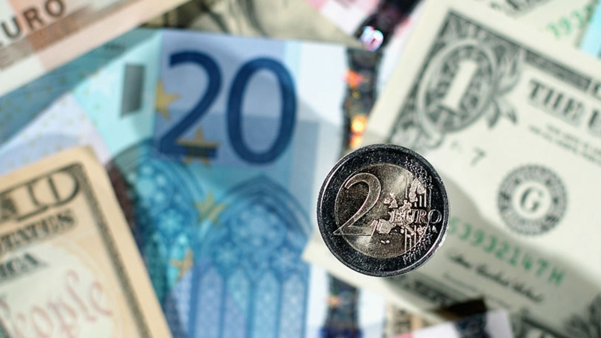 Евро и доллар «замерзли»: затишье перед бурей?