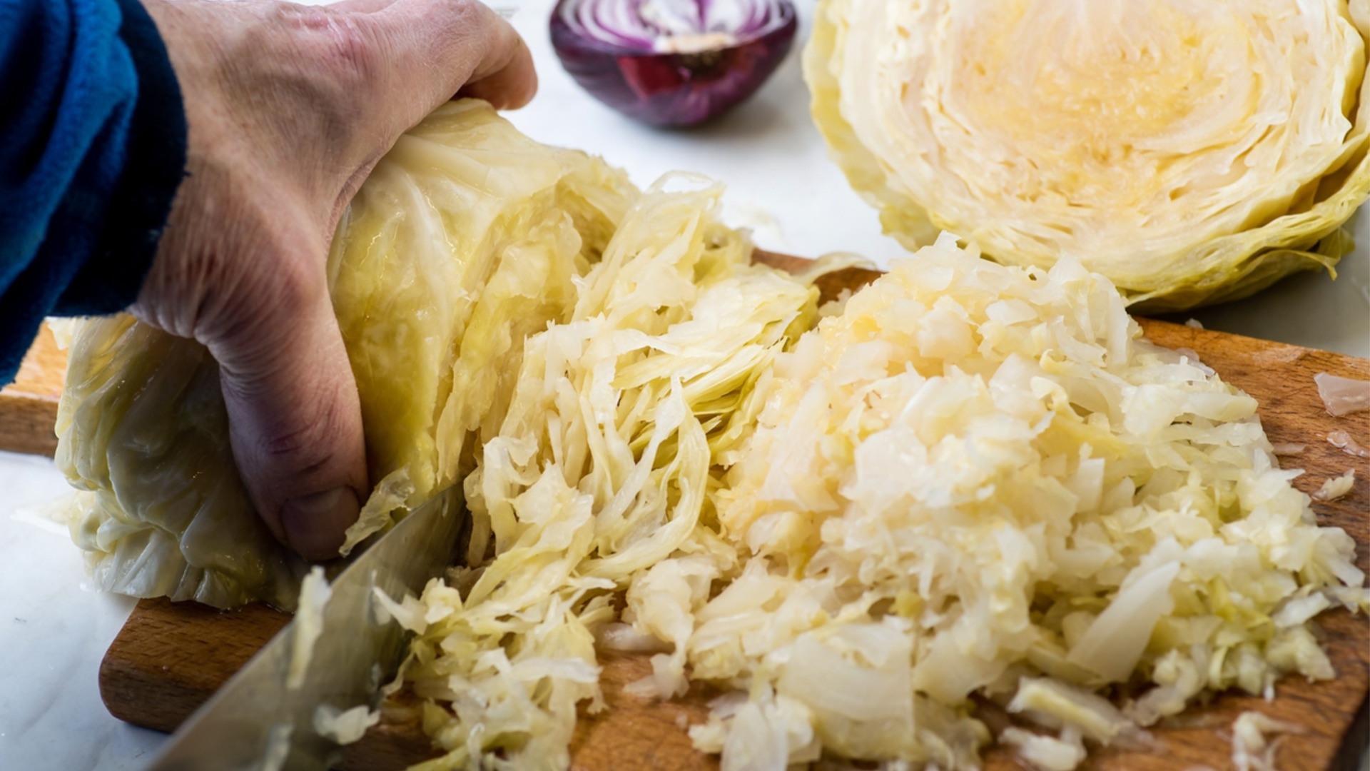 Как правильно приготовить квашеную капусту, чтобы она стала хрустящей и сочной