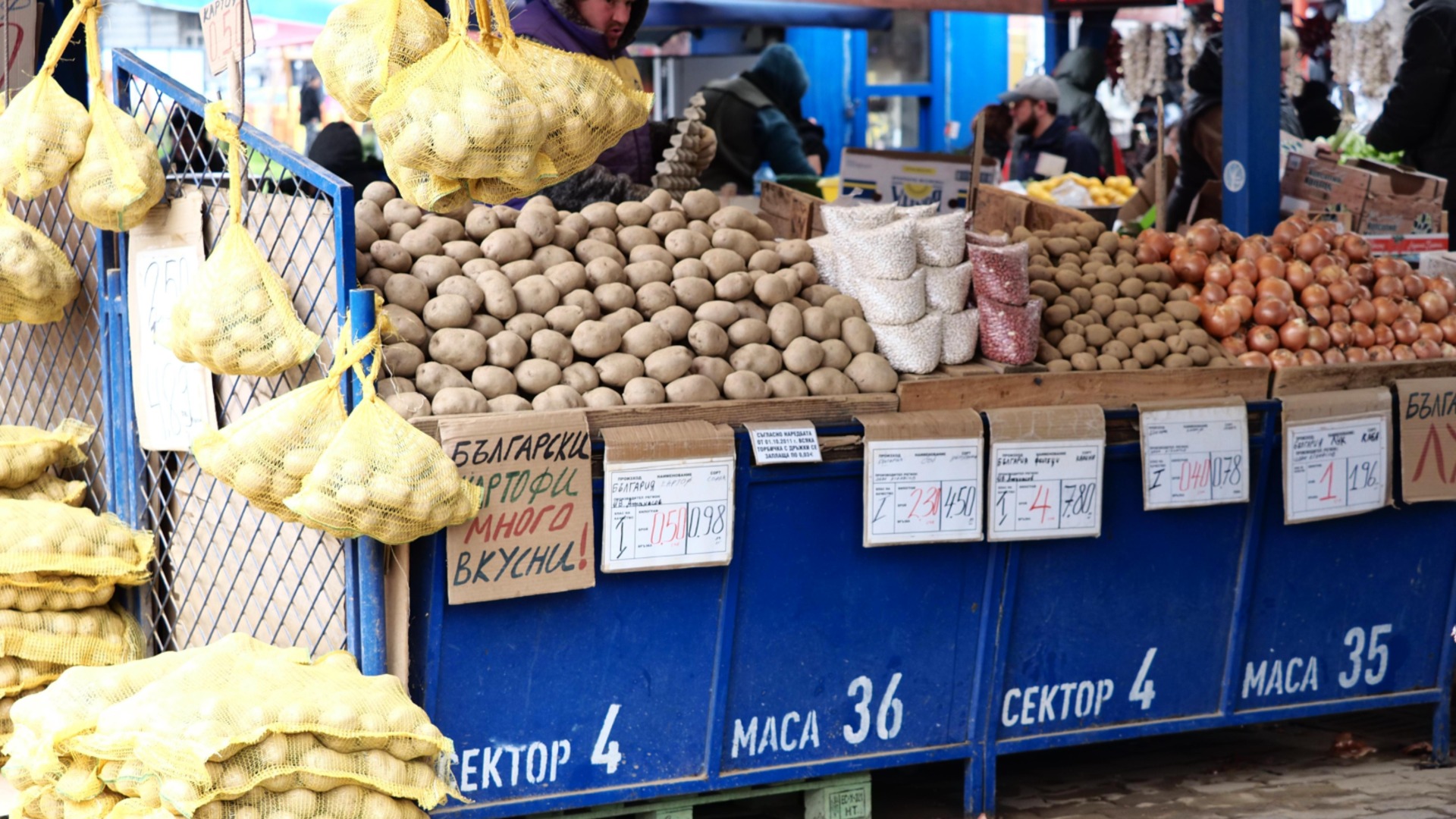 Мы покупаем больше, хотя чувствуем себя беднее: анализ экономистов