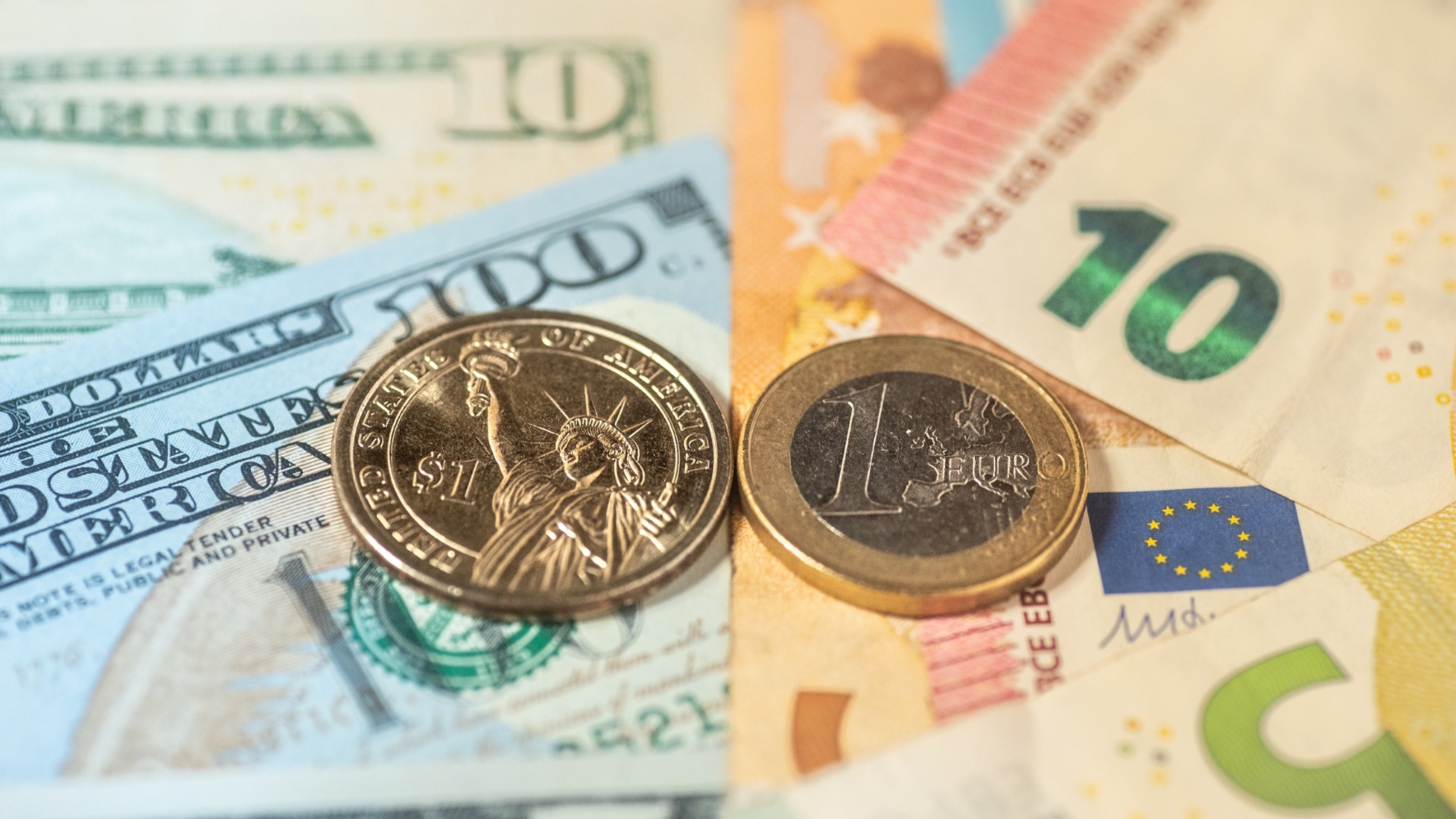 Евро достиг курса, которого не было уже полтора месяца